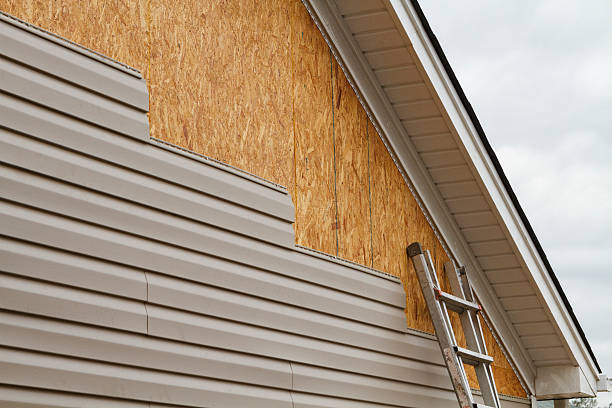 Professional Siding Contractor technician working in Medinah, IL